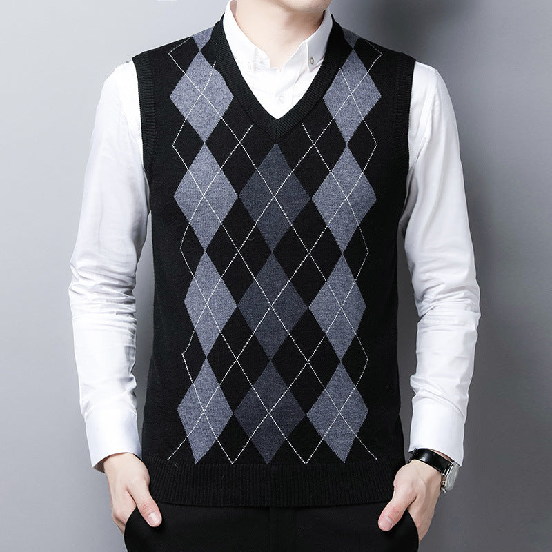 Men's classic knit V-neck sweater with diamond pattern Lune London