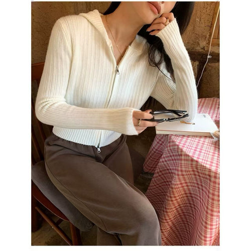 Veste à capuche tendance pour femmes avec de fins détails en maille côtelée Chic & Stil