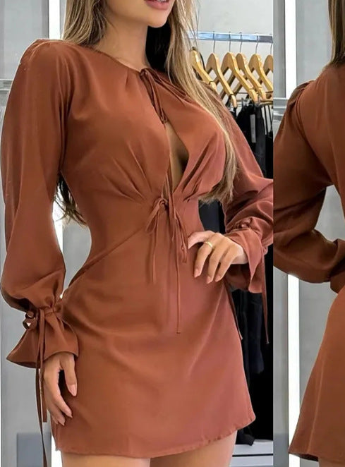 Robe mini femme avec décolleté plongeant et embellissements décoratifs sur les manches Chic & Stil