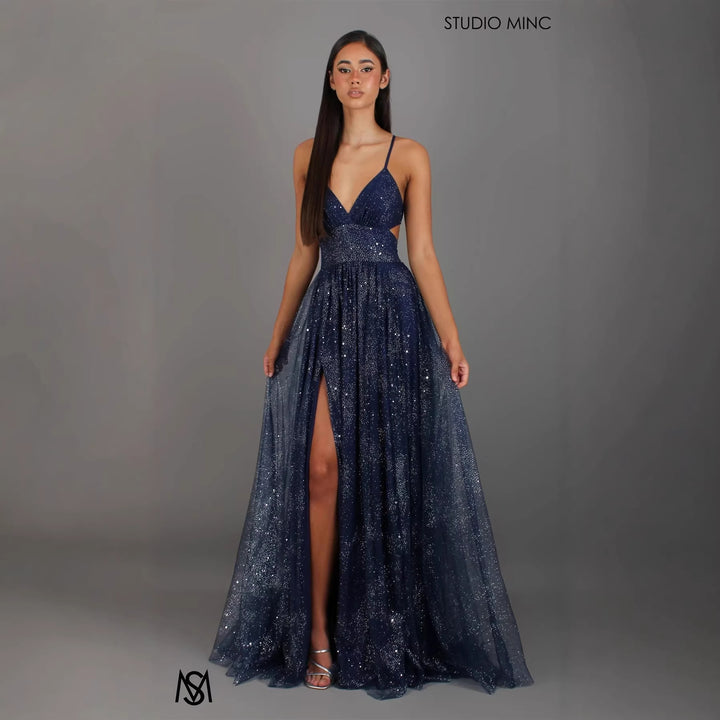 Elegant evening dress for women with a glamorous V-neck and sparkling tulle Chic & Stil