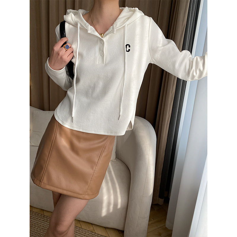Ladies hoodie with button placket and casual fit Chic & Stil