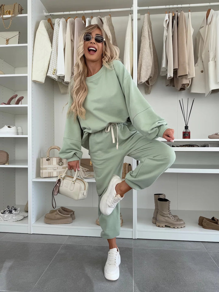 Ladies comfortable tracksuit made of high-quality cotton blend with drawstring and loose fit Lune London