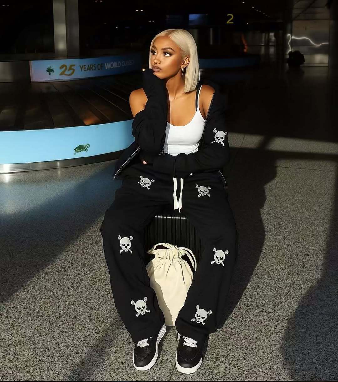 Ladies Sporty Lounge Set with Hooded Jacket and Chic Elastic Waistband