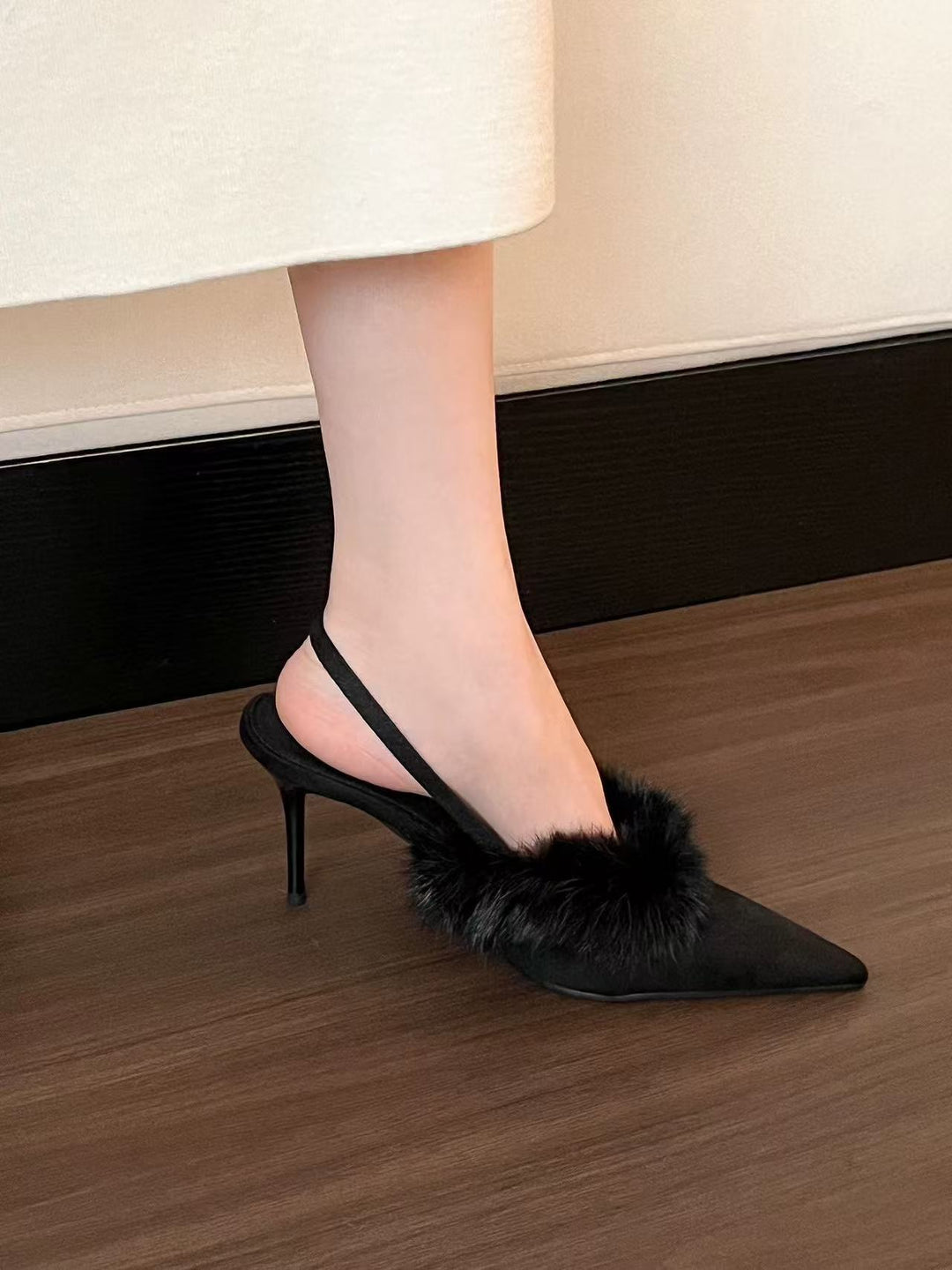 Slingback heeled pumps for ladies with a luxurious fur coating and a chic pointed design.