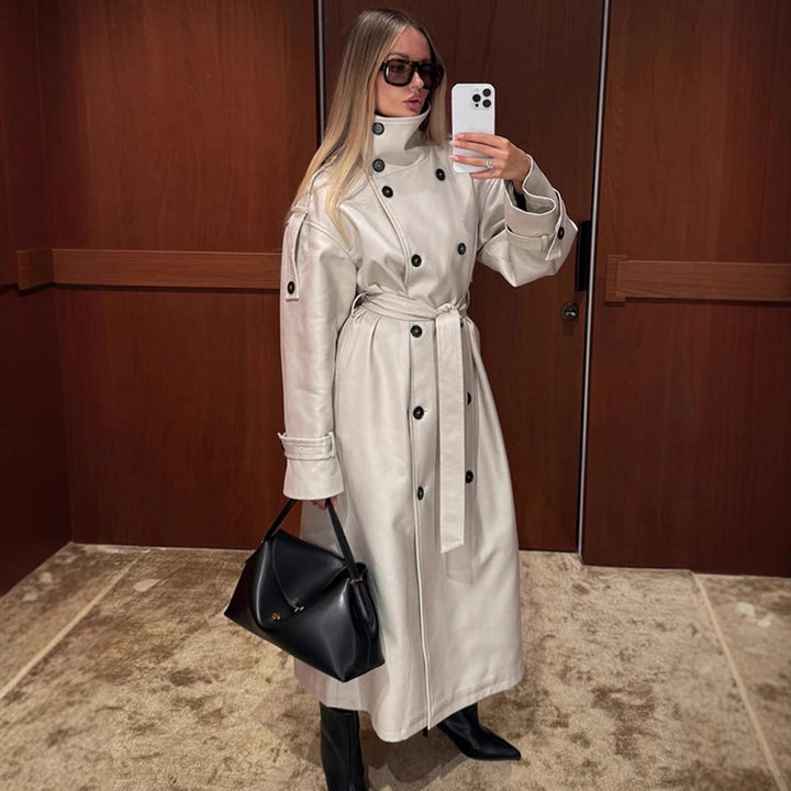 Manteau trench élégant pour femmes avec larges revers et poches pratiques Chic & Stil