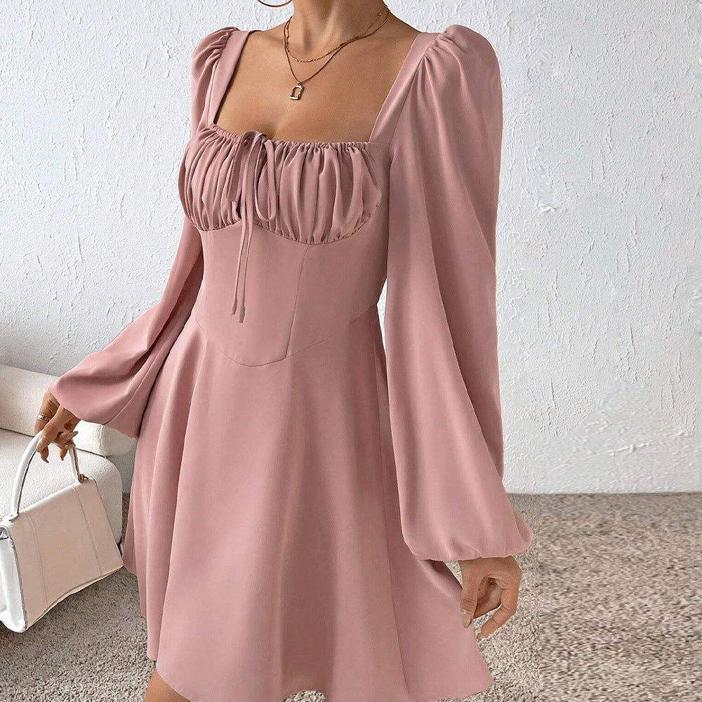 Robe mini femme avec des détails en volants et des manches bouffantes chics Chic & Stil