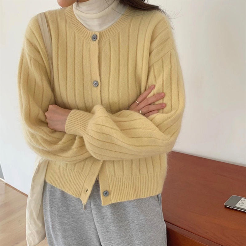 Gilet en maille fine pour femmes avec des détails de bouton élégants et un matériau doux Chic & Stil