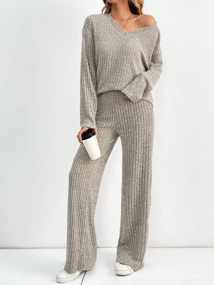 Ladies comfortable lounge set with V-neck and loose fit Lune London