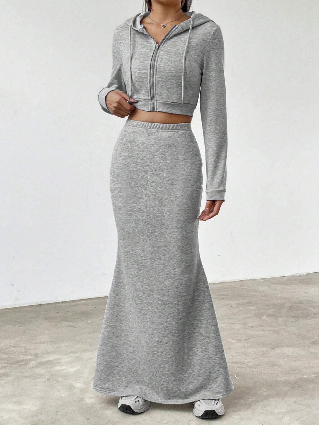 Elegant short sweatshirt for women with high waist and maxi skirt Lune London