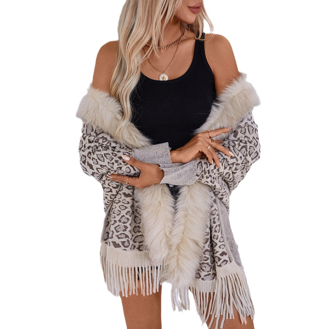 Elegant women's poncho sweater with a luxurious faux fur collar and a fringed hem Lune London