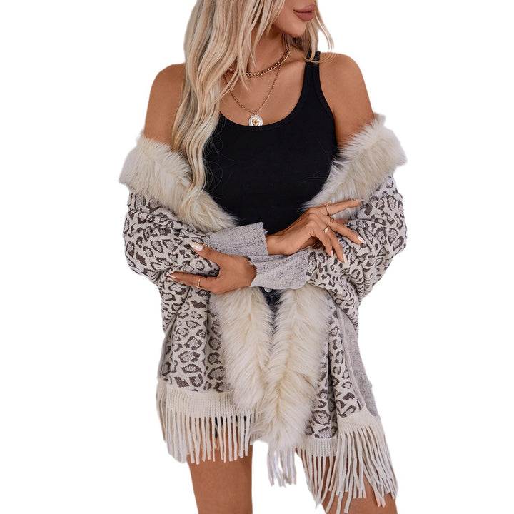 Elegant women's poncho sweater with a luxurious faux fur collar and a fringed hem Lune London