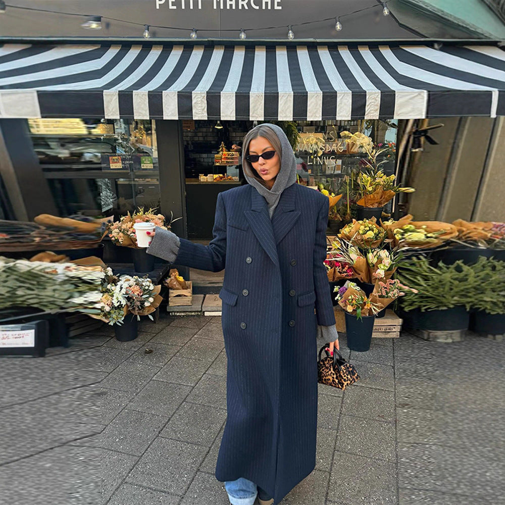 Manteau de trench rayé élégant pour femmes avec patte de boutonnage double et poches pratiques Chic & Stil