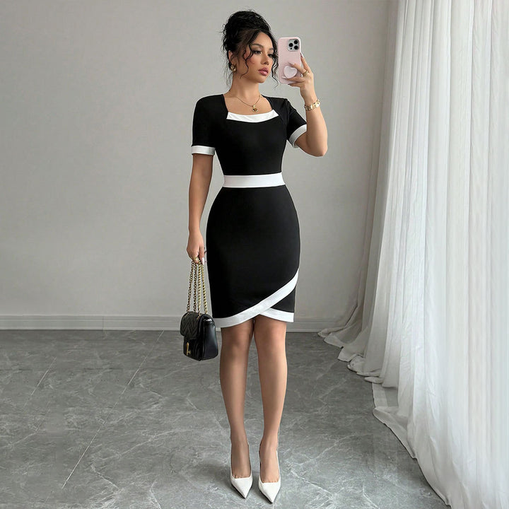 Robe ajustée pour femmes avec des poignets contrastés et un élégant décolleté carré Chic & Stil
