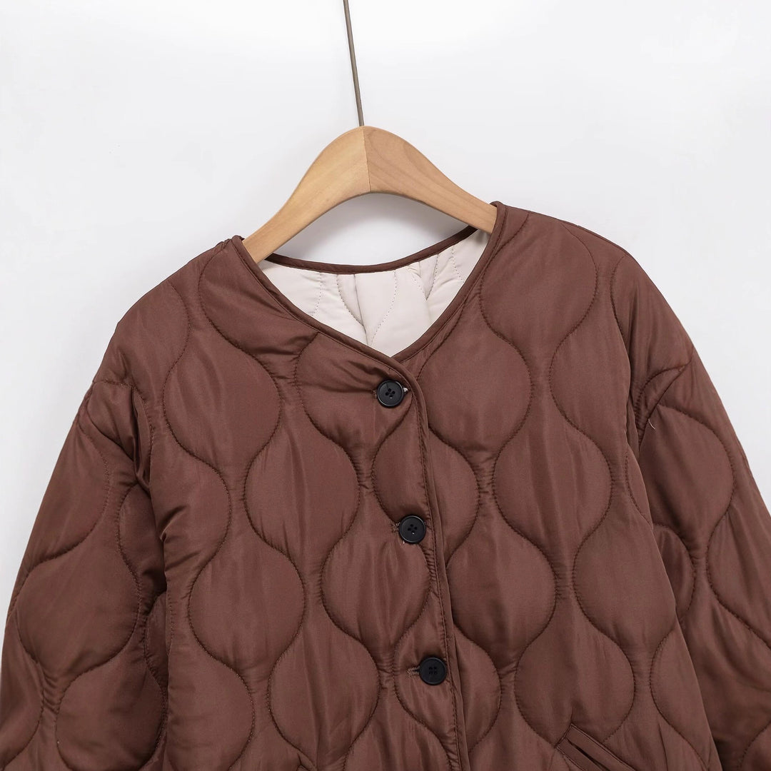 Veste matelassée pour femmes avec détails de boutons modernes Chic & Stil