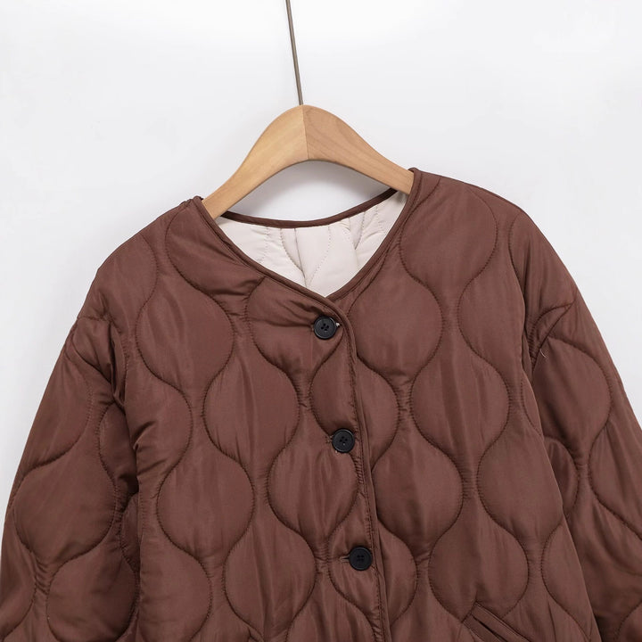 Veste matelassée pour femmes avec détails de boutons modernes Chic & Stil