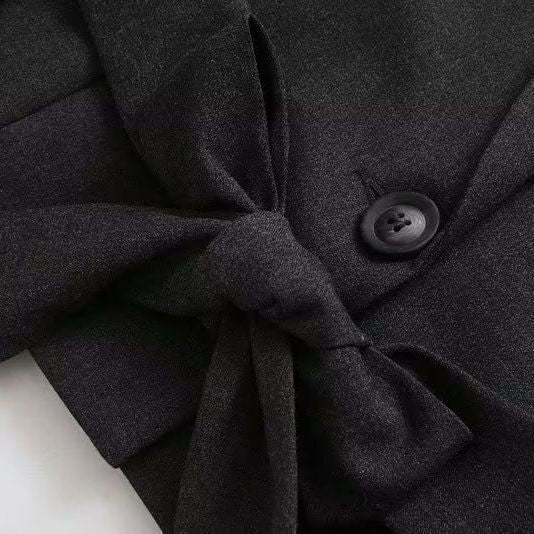 Trendy short women's jacket with an elegant cut and practical details Lune London