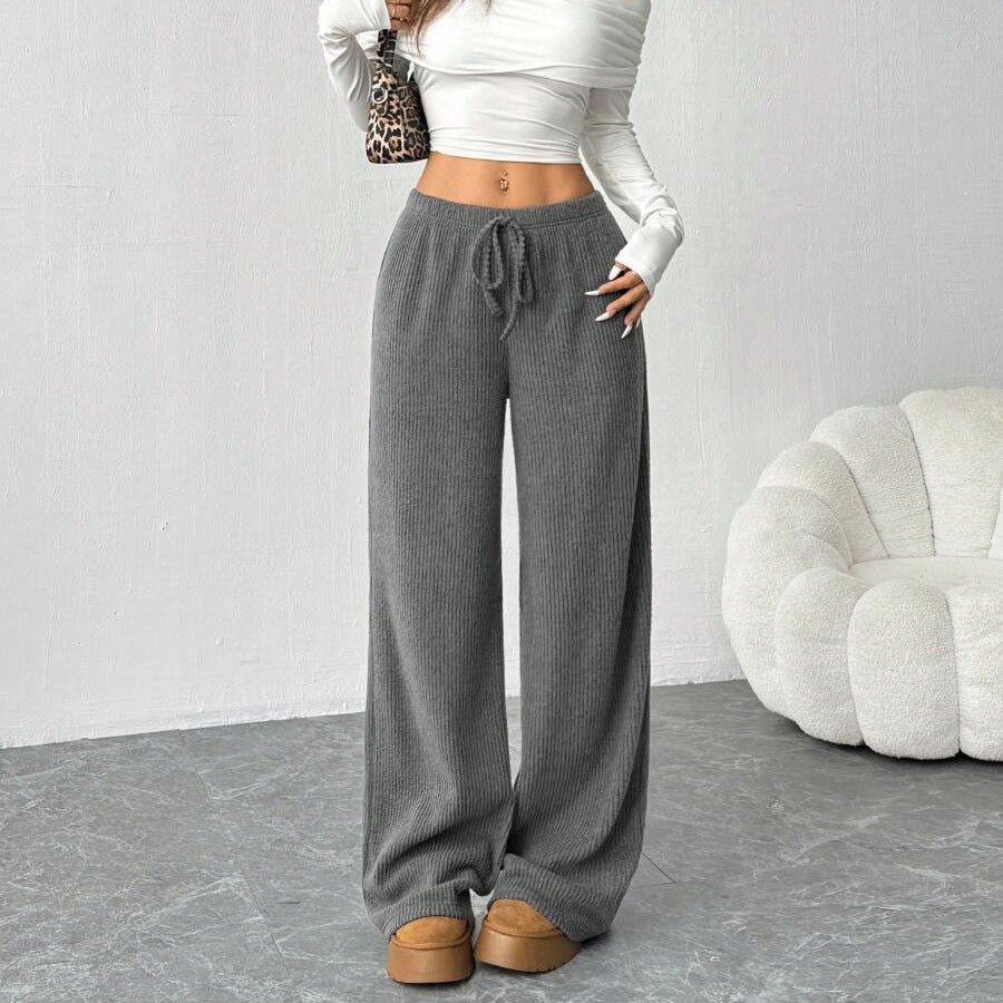 Casual loose-fit leisure pants for women in soft structured material Lune London