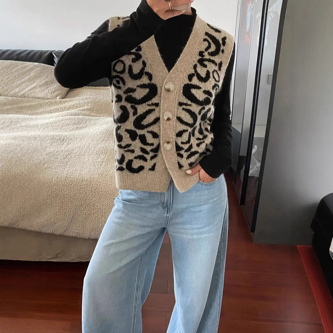 Gilet en tricot pour femmes avec un élégant motif léopard et des boutons de haute qualité Chic & Stil