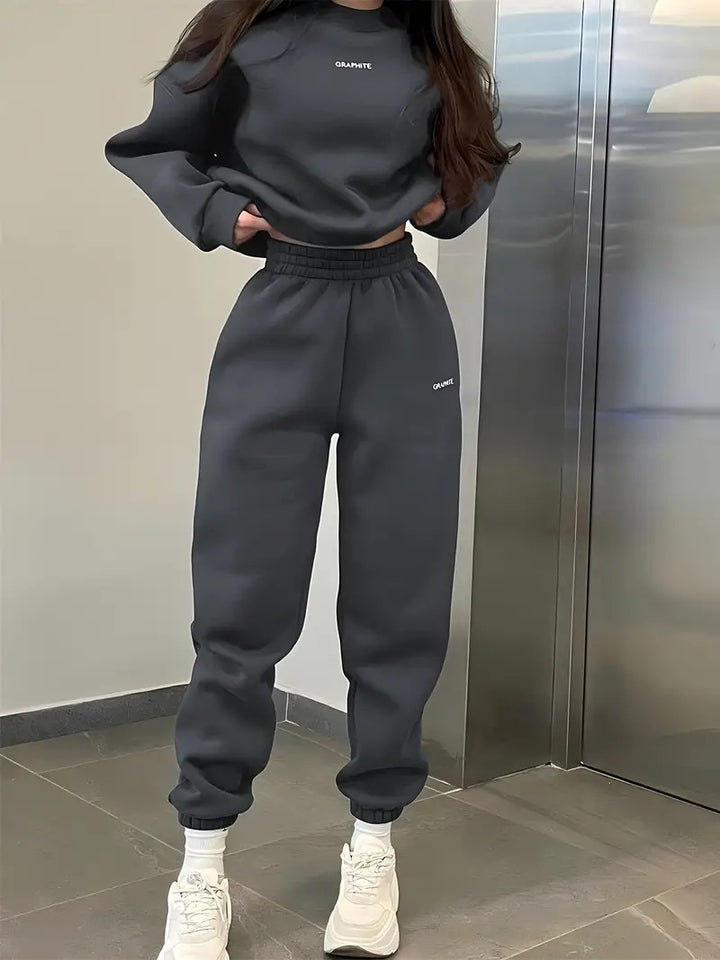 Women's sporty set with round neck and elastic waistband Chic & Stil