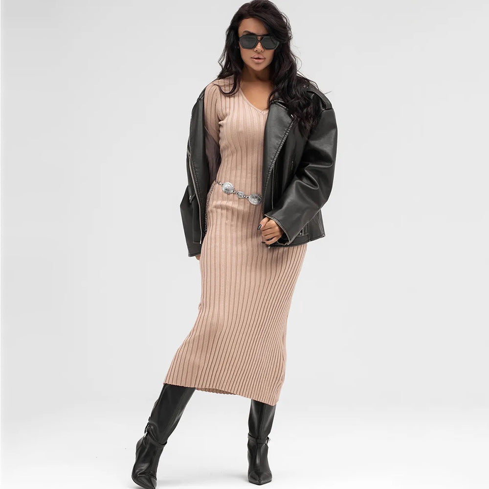 Robe tricotée pour femmes avec un profond décolleté en V et une texture côtelée Chic & Stil