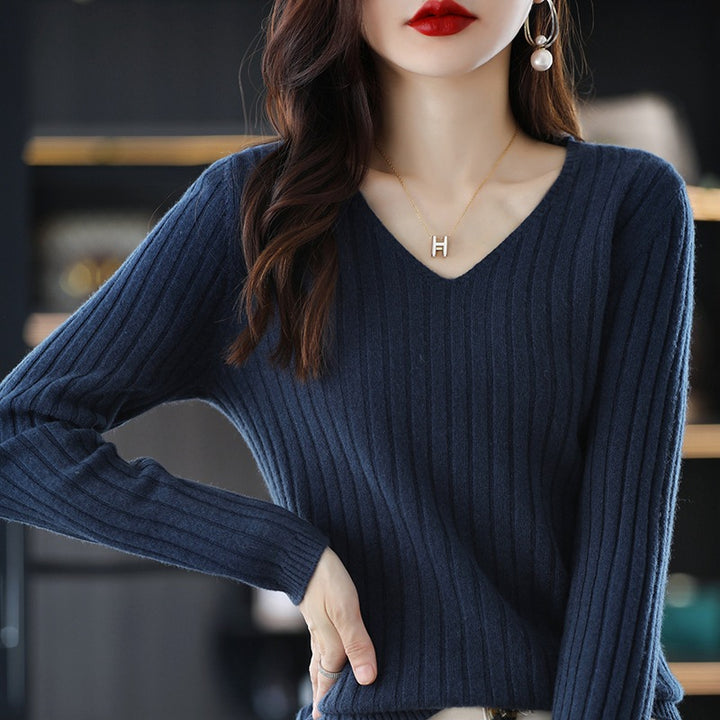 Pull femme en maille avec une structure à côtes fines et décolleté en V
