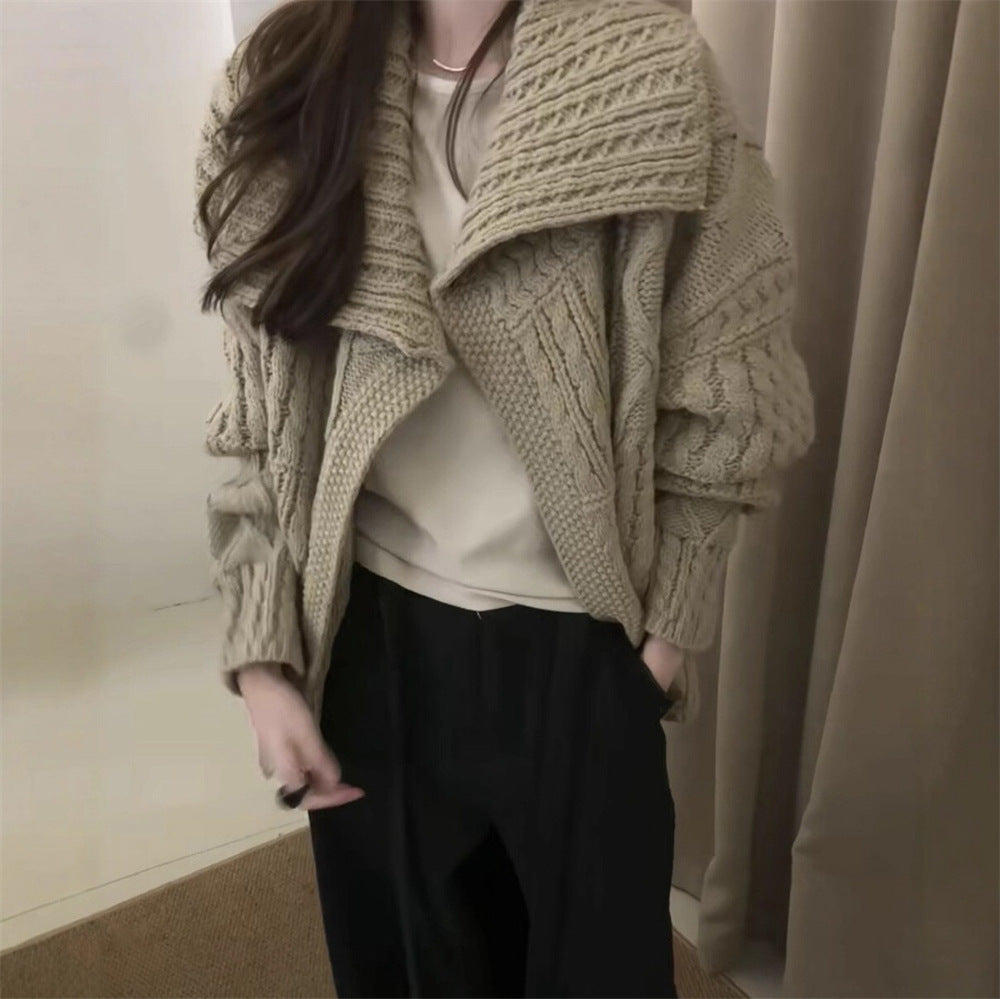 Cardigan femme en tricot épais avec col montant et motifs en torsades uniques Chic & Stil