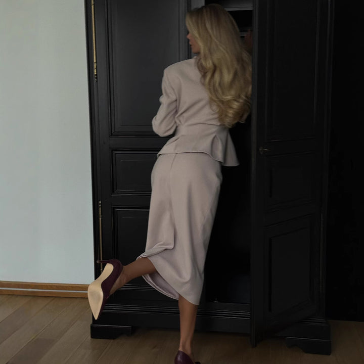 Costume femme au design élégant avec blazer ajusté et jupe crayon Chic & Stil