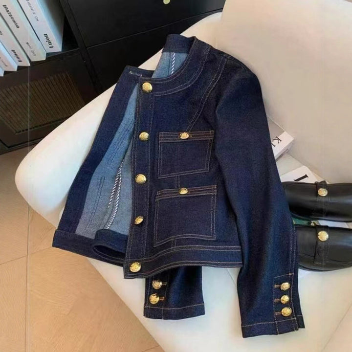 Veste en denim tendance pour femme avec des détails de boutons dorés Chic & Stil