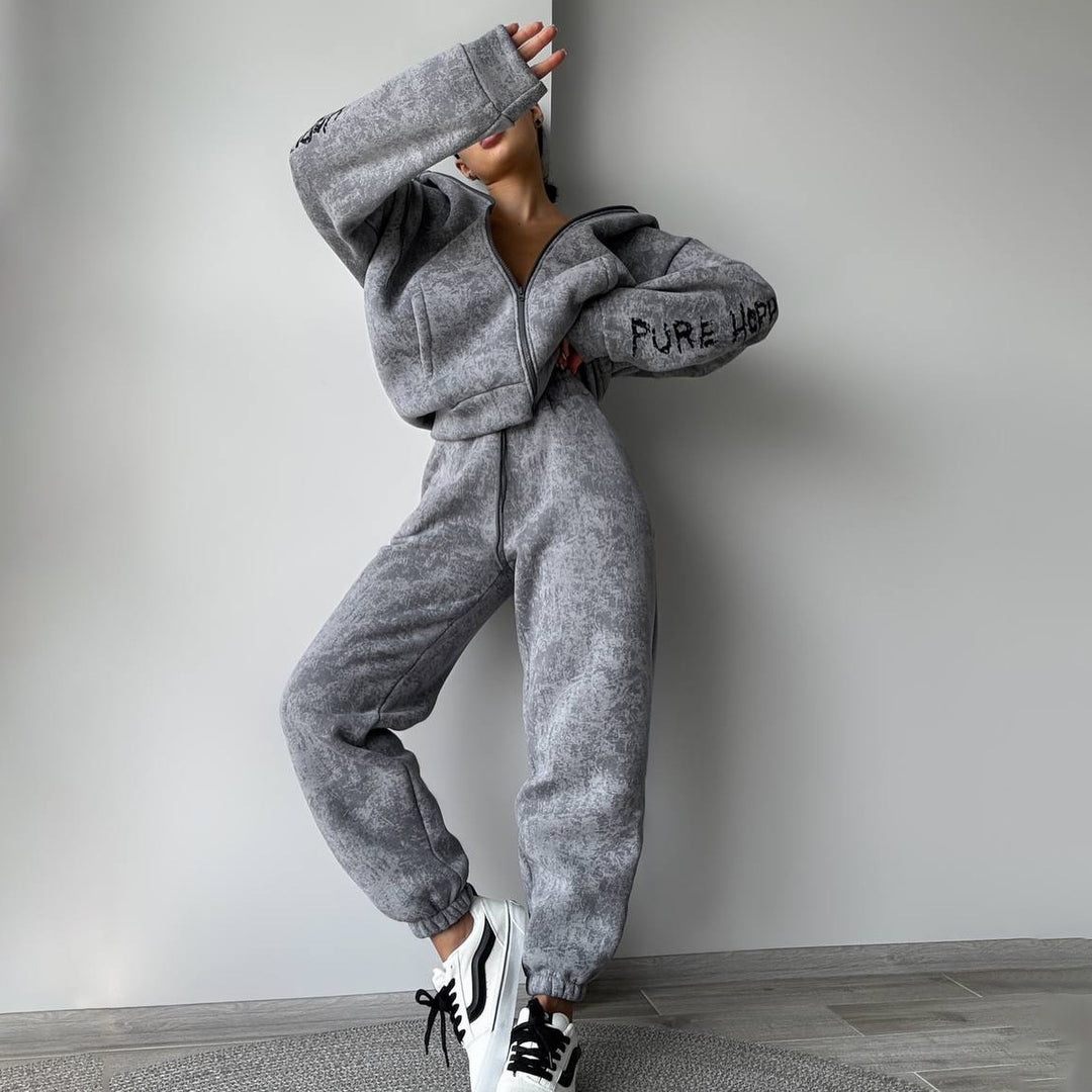 Women's hooded set with sporty accents and a casual fit Lune London