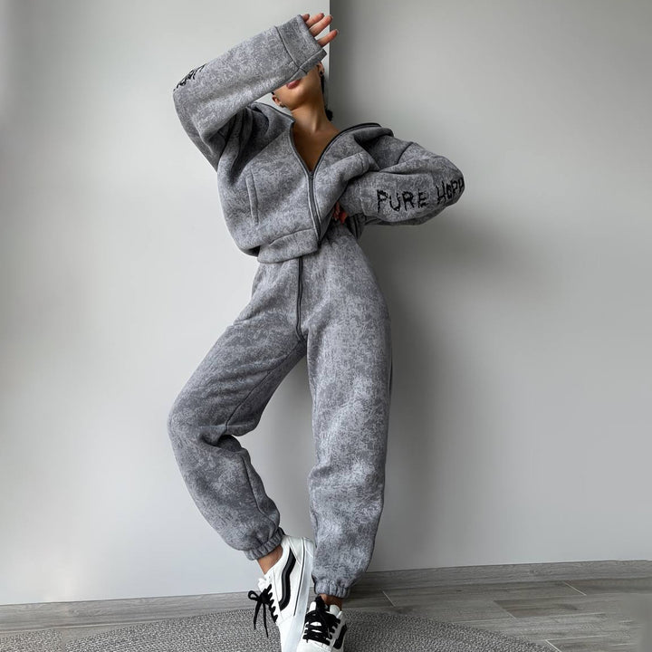 Women's hooded set with sporty accents and a casual fit Lune London