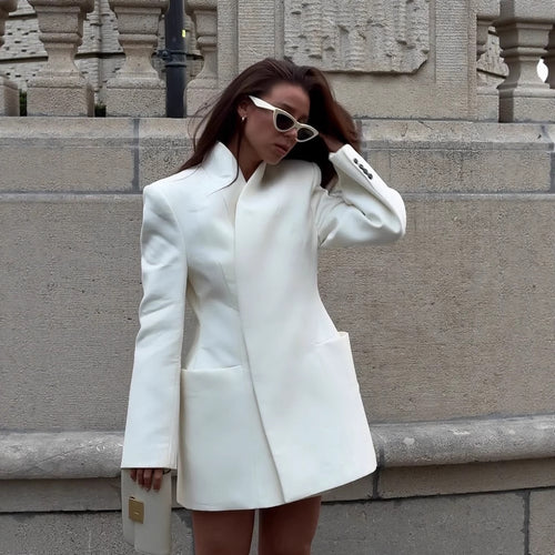 Elegant blazer jacket for women with pockets and modern cut Lune London