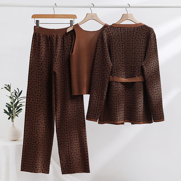 Fashionable and luxurious women's lounge set with an elegant pattern and practical pockets Lune London