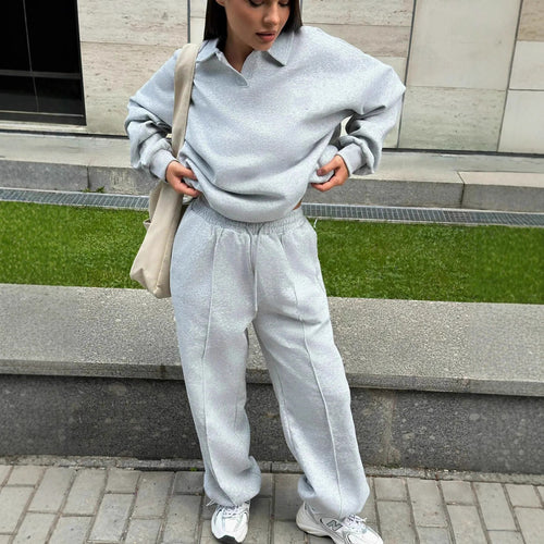 Sporty women's fashion with polo collar and comfortable pants Lune London