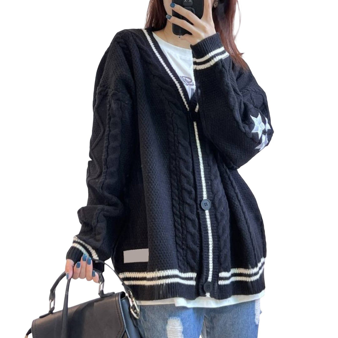 Gilet en tricot épais pour femmes avec motif en câble moderne et élégants détails de boutons Chic & Stil