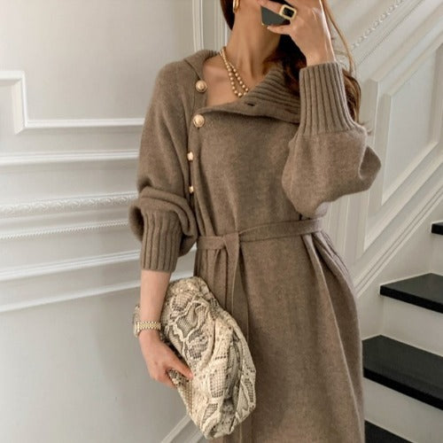 Robe tricotée élégante pour femme avec col haut à la mode et boutons décoratifs Chic & Stil