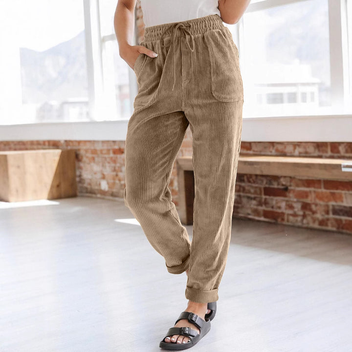 Casual cargo pants for women with elastic waistband and practical side pockets Lune London