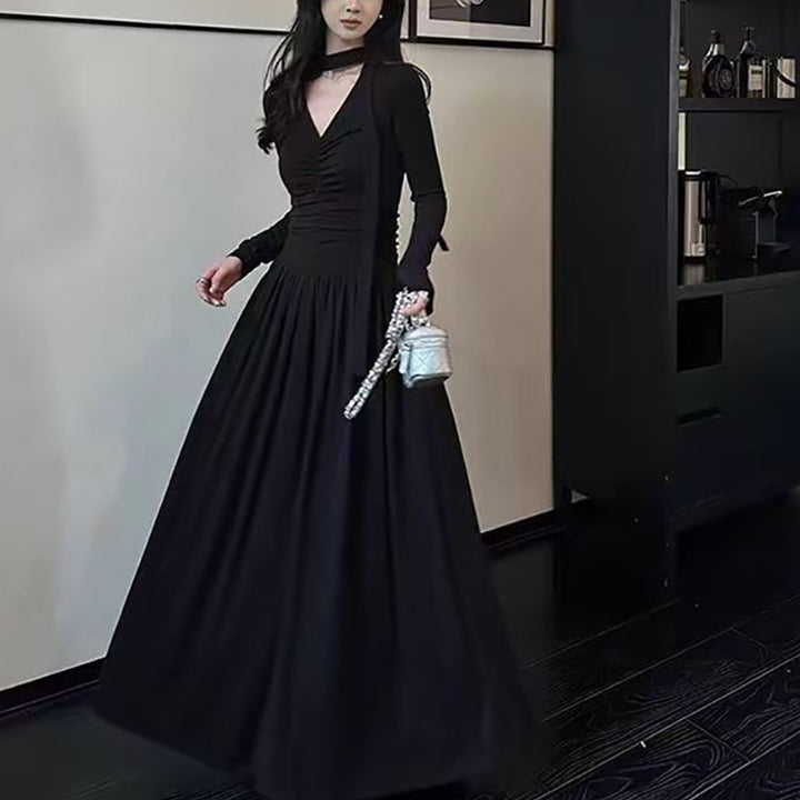 Ladies elegant maxi dress with sophisticated V-neckline and long sleeves
