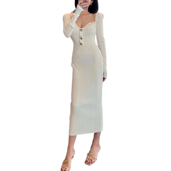 Robe en tricot élégante pour femmes avec un léger col en V et des boutons dorés Chic & Stil