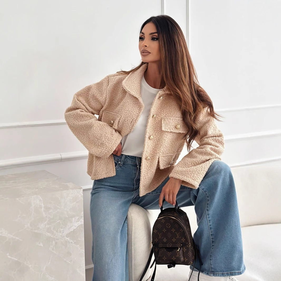 Femme confortable veste en teddy avec des boutons dorés et poches Chic & Stil