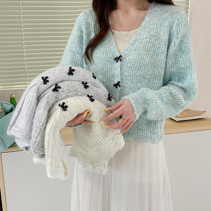 Lady cardigan with V-neck and decorative buttons Lune London
