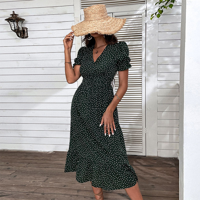 Robe d'été à pois pour femmes avec détails en volants et coupe cintrée Chic & Stil