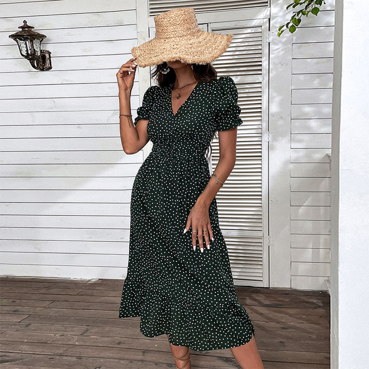 Robe d'été à pois pour femmes avec détails en volants et coupe cintrée Chic & Stil