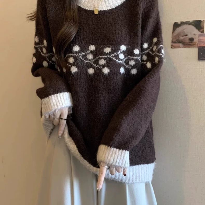 Pull doux en tricot pour femmes avec motif floral et détails en dentelle contrastés