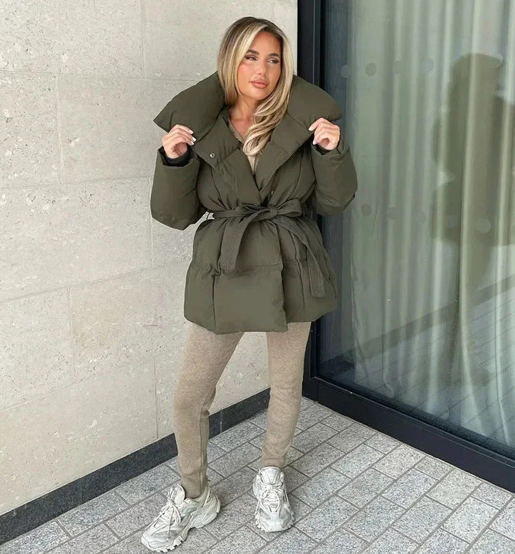Veste matelassée tendance pour femmes avec large col et ceinture à la taille Lune London