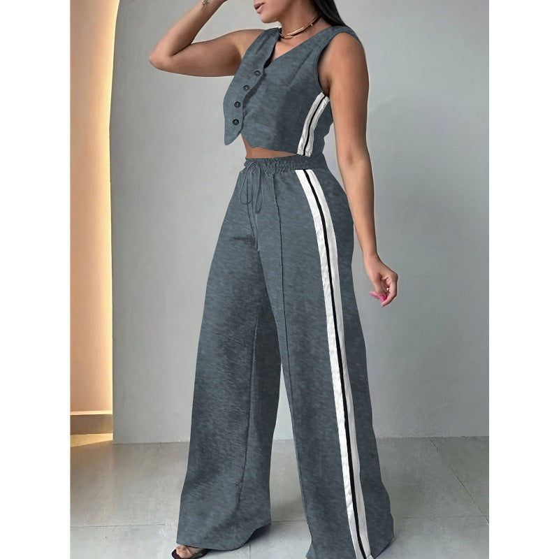 Two-piece women's sports set with a loose fit and an elastic waistband Lune London