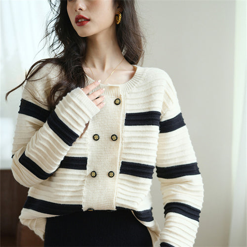 Cardigan tricoté élégant pour femmes avec motif rayé et boutons dorés Chic & Stil