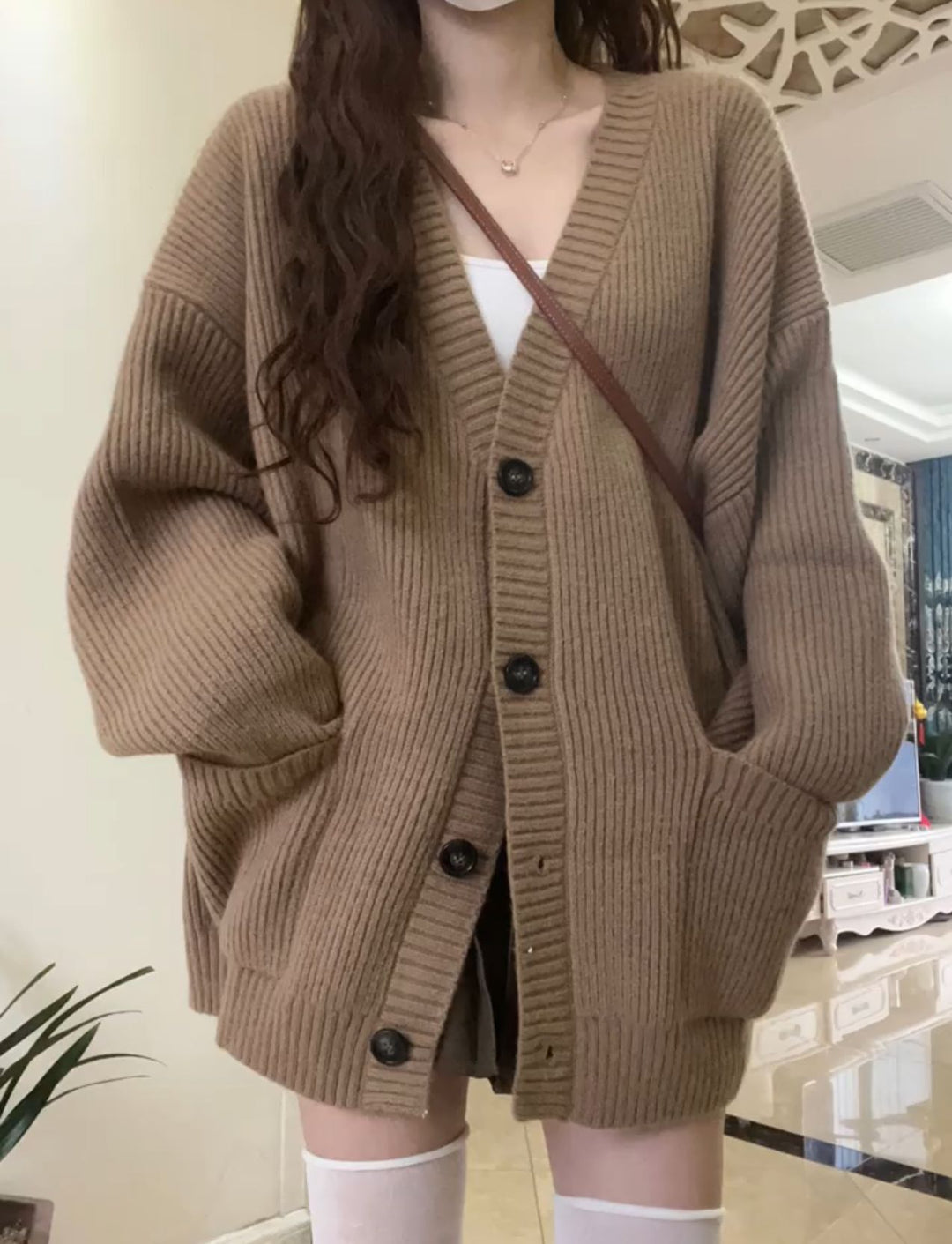 Cardigan Tricot Chic pour Femmes avec Grandes Poches et Détail de Bouton Chic & Stil