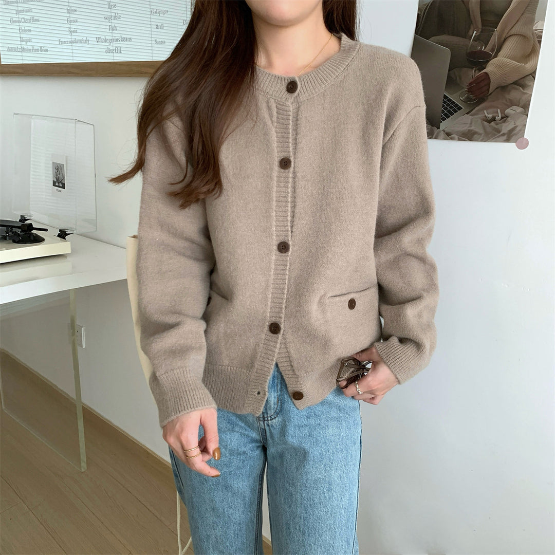 Cardigan en tricot pour femmes avec grandes poches et détails de boutons Chic & Stil