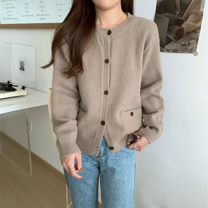 Cardigan en tricot pour femmes avec grandes poches et détails de boutons Chic & Stil