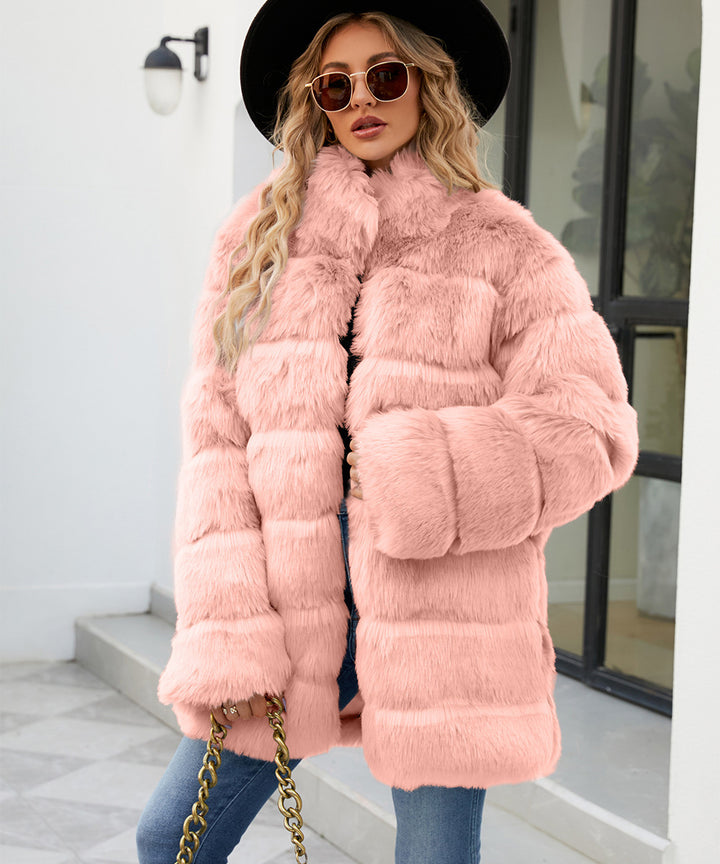 Ladies parka in comfortable faux fur with wide collar and soft details Lune London